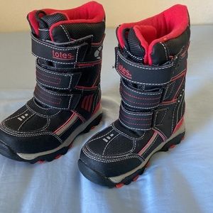 Totes Tayton Mid Toddler Boys' Waterproof Winter Boots Size 11 Color Black, Red.